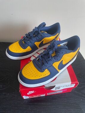 Nike grade school Low-Top Sneakers - Navy and Yellow Contrast